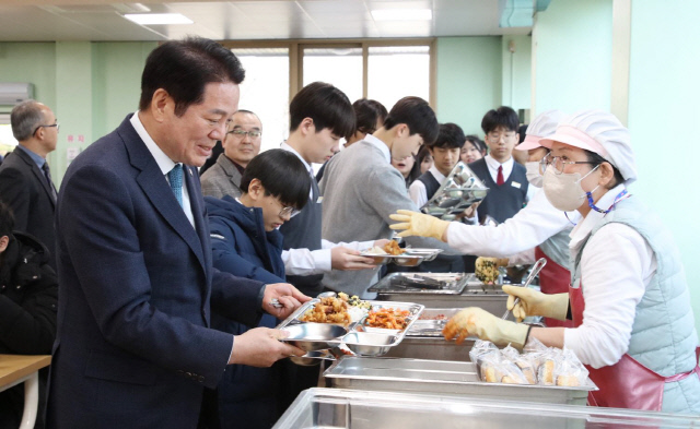 최대호 안양시장이 19일 성문중고교 급식실을 둘러보고 학생들과 식사했다 /사진=안양시 제공